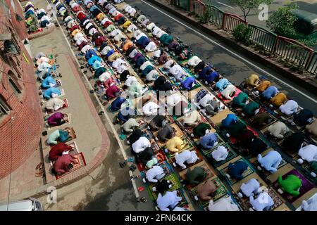 Dhaka, Bangladesh. 14 mai 2021. Les musulmans bangladais offrent des prières Eidl al-Fitr à l'extérieur de la mosquée de Sobhanbag à Dhaka, au Bangladesh, le 14 mai 2021. Credit: Suvra Kanti Das/ZUMA Wire/Alay Live News Banque D'Images