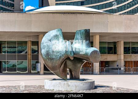 La sculpture nommée « The Archer » par Henry Moore dans le nouvel hôtel de ville de Nathan Phillips Square, Toronto, Canada Banque D'Images