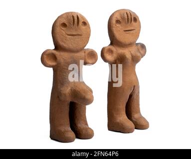 Figurines anciennes mâles et femelles en argile des îles Canaries isolées sur fond blanc Banque D'Images