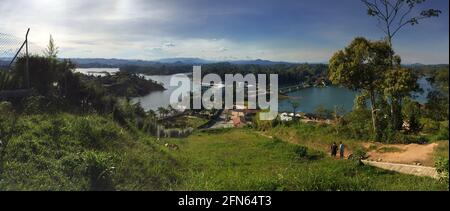 Vue panoramique sur le lac et le barrage de Guatape à Antioquia, Colombie Banque D'Images