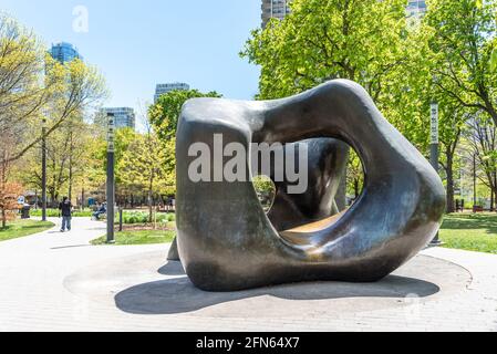 Sculpture deux grandes formes par Henry Moore, Toronto, Canada Banque D'Images