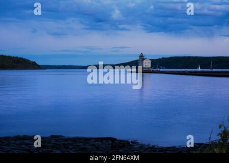 Kingston, NY - USA- 12 mai 2021: Une vue sur le paysage de l'historique Rondout Light, un phare du côté ouest de la rivière Hudson à Kingston, New y Banque D'Images