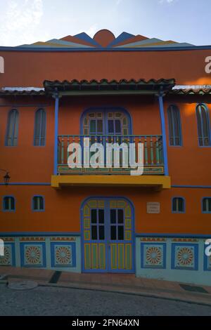 Guatape, Antioquia, Colombie - août 12 2019 : Maison pittoresque décorée de plinthes et de couleurs vives dans les rues Banque D'Images
