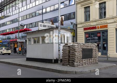 Checkpoint Charly est l'un des monuments historiques de Berlin. À cet endroit, les gens traversaient le secteur américain après la Seconde Guerre mondiale Banque D'Images