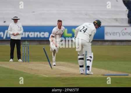 CHESTER LE STREET, ROYAUME-UNI. 14 MAI Brydon Carse de Durham coupe la langue Josh de Worcestershire lors du match de championnat du comté de LV= entre Durham County Cricket Club et Worcestershire à Emirates Riverside, Chester le vendredi 14 mai 2021. (Credit: Mark Fletcher | MI News) Credit: MI News & Sport /Alay Live News Banque D'Images