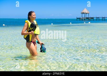 Jeune femme avec du matériel de plongée dans les Caraïbes Banque D'Images