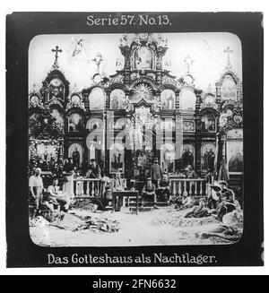 Projection für alle - Die Eroberung Serbiens. Série 57. Non 13. DAS Gotteshaus als Nachtlager. Die Firma „projection für alle“ wurde 1905 von Max Skladanowsky (1861-1939) gegründet. Sie produzierte bis 1928 FAST 100 Serien zu je 24 Glasdias im format 8,3 x 8,3 cm im sog. Verfahren. Die Serien umfasten Städte, Länder, Landschaften, Märchen und Sagen, das Alte Testament U. den 1. Weltkrieg. Banque D'Images