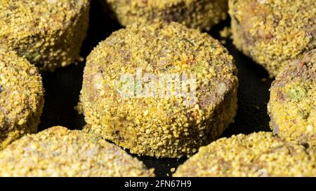 Nuggets de légumes congelés avec lentilles et verts, macro Banque D'Images