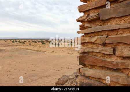 Les ruines de mur de pierre de l'ancienne ville dans le désert du Sahara, la ville fantôme perdue Ba HALLOU, Maroc. Attention sélective. Banque D'Images