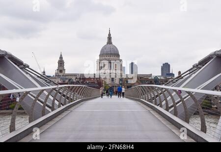 Londres, Royaume-Uni. 14 mai 2021. Cathédrale Saint-Paul et pont du millénaire par une journée nuageux. Banque D'Images