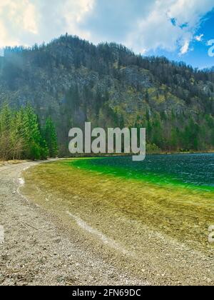 Printemps sur le lac Offensee Banque D'Images