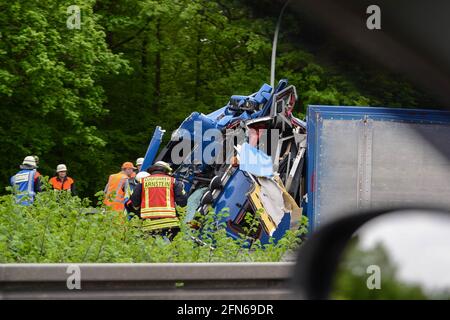 STUTTGART, ALLEMAGNE - juin 2016 : accident sur la route, la voiture a décollé de la route. Banque D'Images