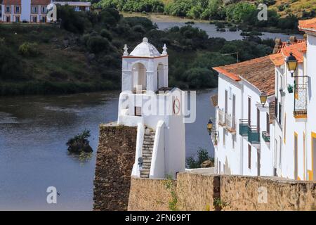 Avis de Mertola Ville et la rivière Guadiana sur le premier plan en Alentejo, Portugal Banque D'Images