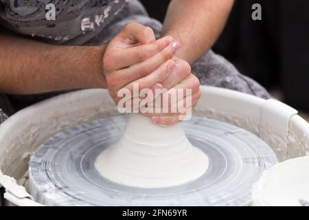 Potiers mains habilement lever / lever / soulever l'argile centrée avant de lancer à la main une céramique jeté à la main pot de vase fait sur une roue de rotation. Angleterre. ROYAUME-UNI (123) Banque D'Images