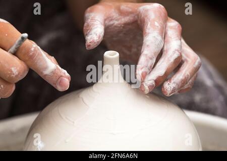 Potier / potiers mains habilement lancer un pot de vase en argile jeté en céramique sur une roue de rotation. Angleterre. ROYAUME-UNI (123) Banque D'Images