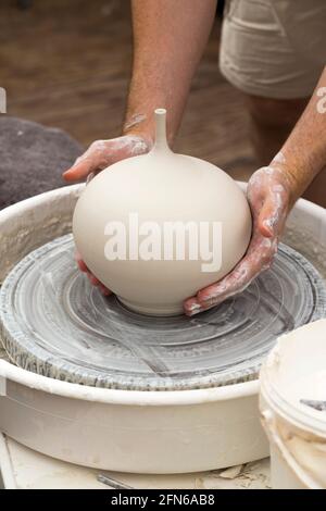 Potiers mains main habilement lancer un pot de vase en argile jeté en céramique sur une roue de rotation. Angleterre. ROYAUME-UNI (123) Banque D'Images