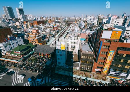 Tokyo, Japon - 10 janvier 2016 : vue d'ensemble d'Asakusa avec le temple Senso-ji, Tokyo, Japon. Banque D'Images