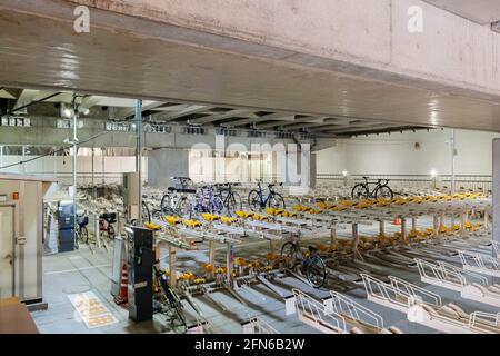 Tokyo, Japon - 10 janvier 2016 : stationnement de vélos sur plusieurs niveaux garage intérieur près de l'Asakusa, Tokyo, Japon. Banque D'Images