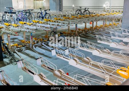 Tokyo, Japon - 10 janvier 2016 : stationnement de vélos sur plusieurs niveaux garage intérieur près de l'Asakusa, Tokyo, Japon. Banque D'Images