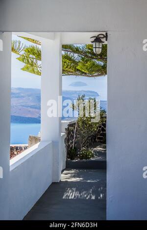 L'architecture grecque, un couloir, avec un style et un design insulaires avec une belle vue sur la mer. Banque D'Images