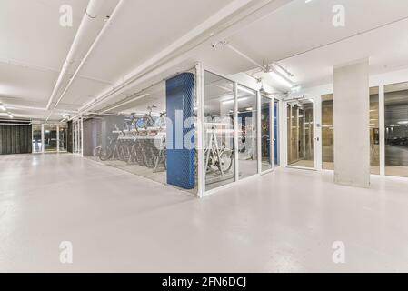 Salle de vélos dans le bâtiment d'appartements Banque D'Images