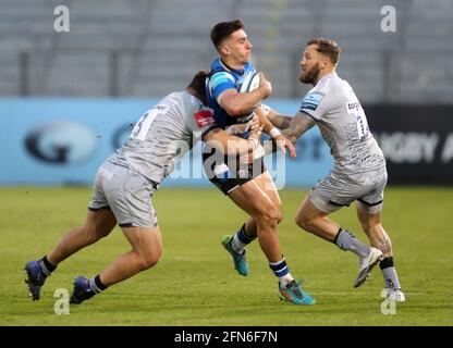 Le Cameron Redpath de Bath Rugby (au centre) est abordé par sale Sharks's Coenie Oosterhuizen (à gauche) et Byron McGuigan (à droite) lors du match Gallagher Premiership au terrain de loisirs de Bath. Date de la photo: Vendredi 14 mai 2021. Banque D'Images