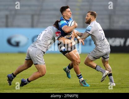 Le Cameron Redpath de Bath Rugby (au centre) est abordé par sale Sharks's Coenie Oosterhuizen (à gauche) et Byron McGuigan (à droite) lors du match Gallagher Premiership au terrain de loisirs de Bath. Date de la photo: Vendredi 14 mai 2021. Banque D'Images