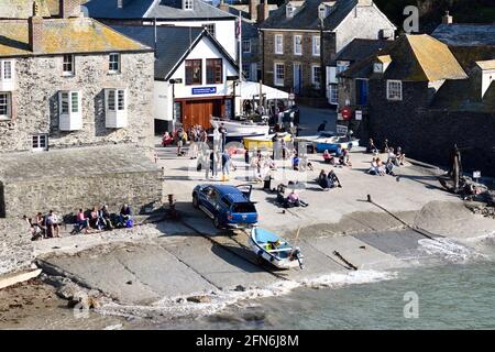 Vacanciers appréciant le beau port Port Issac Cornwall Angleterre royaume-uni Banque D'Images