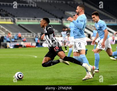 Joe Willock de Newcastle United (à gauche) est fouillé par Kyle Walker de Manchester City, ce qui a entraîné une pénalité lors du match de la Premier League à St James' Park, Newcastle upon Tyne. Date de la photo: Vendredi 14 mai 2021. Banque D'Images