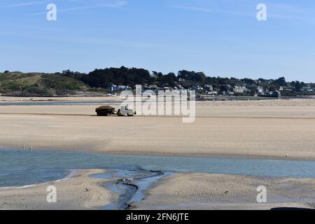 Tracteur transportant du sable le long des rives de la rivière estuaire de camel Banque D'Images