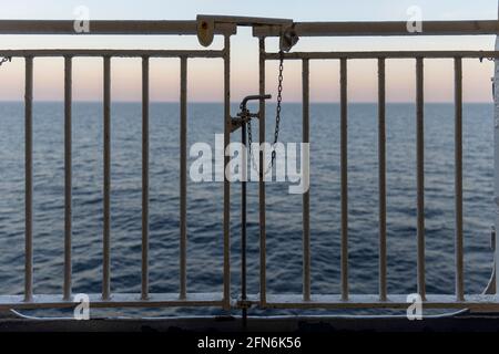 Coucher de soleil sur la mer Baltique vu depuis un bateau de croisière Banque D'Images