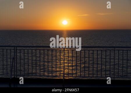 Coucher de soleil sur la mer Baltique vu depuis un bateau de croisière Banque D'Images