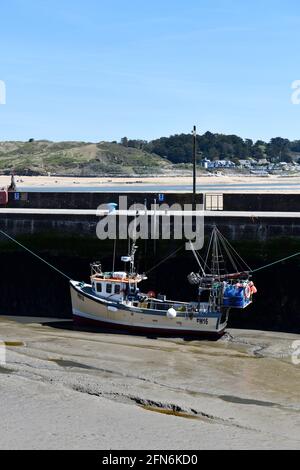 Chalutier amarré à Padstow Cornwall avec le village de Rock en arrière-plan Banque D'Images