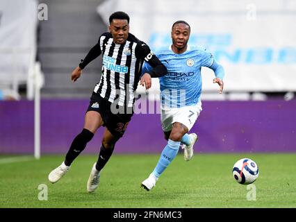 Joe Willock de Newcastle United (à gauche) et Raheem Sterling de Manchester City se battent pour le ballon lors du match de la Premier League à St James' Park, Newcastle upon Tyne. Date de la photo: Vendredi 14 mai 2021. Banque D'Images