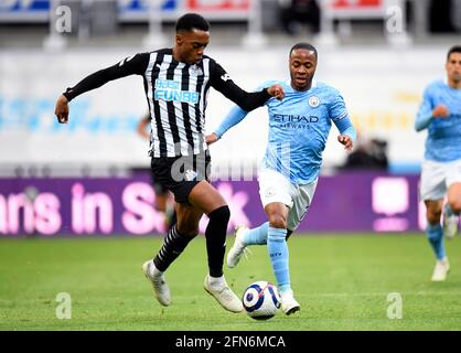 Joe Willock de Newcastle United (à gauche) et Raheem Sterling de Manchester City se battent pour le ballon lors du match de la Premier League à St James' Park, Newcastle upon Tyne. Date de la photo: Vendredi 14 mai 2021. Banque D'Images