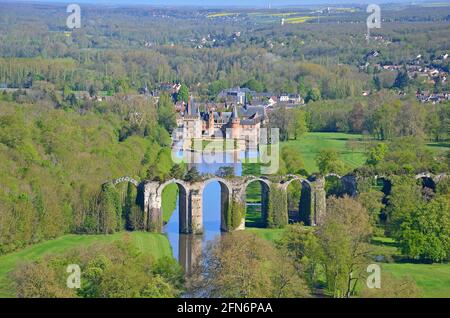 En France, en Eure et Loir, Mantenon, le château de Maintenon et ses jardins de style français d'après les plans de Le Nôtre (vue aérienne) Banque D'Images