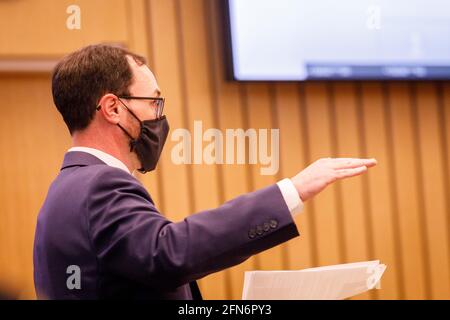 Portland, États-Unis. 14 mai 2021. Le procureur de la défense Joseph Westover, de Multnomah County Defenders, soutient son cas. Le 14 mai 2021, Alan Swinney, un fier garçon et un braweur de droite, a tenu une audience de mise en liberté sous caution devant le juge Shelley Russell du tribunal du comté de Multnomah à Portland, en Oregon. Il fait face à une inculpation de douze personnes pour agression criminelle, menaces et violations des armes à feu, et il est détenu en prison de comté pendant sept mois. Sa détention reste inchangée, et il a été renvoyé en prison. (Photo de John Rudoff/Sipa USA) crédit: SIPA USA/Alay Live News Banque D'Images