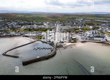 Vue aérienne du port de Bowmore et du centre-ville de Bowmore, Islay, Écosse. Banque D'Images