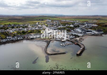 Vue aérienne du port de Bowmore et du centre-ville de Bowmore, Islay, Écosse. Banque D'Images