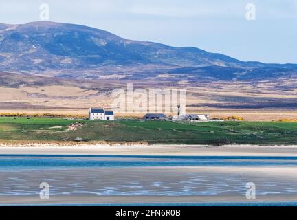 Vue de Kilnave à travers le Loch Gruinart à Killinallan Farm, île d'Islay, Écosse, Royaume-Uni Banque D'Images