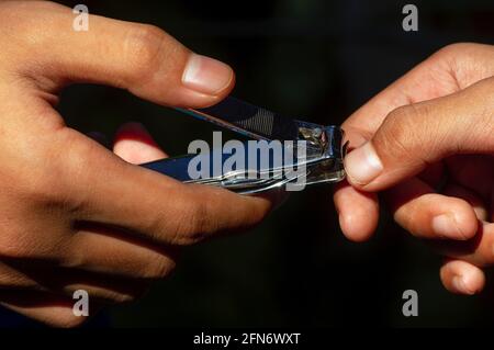 Gros plan sur la coupe des ongles, concept de soins de santé Banque D'Images