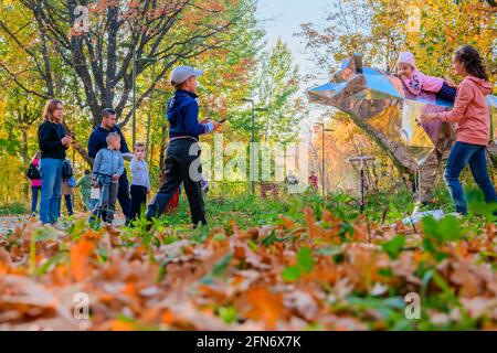 Kazan, Russie - 03 octobre 2020 : les enfants et leurs parents sont photographiés à côté d'une sculpture métallique d'un animal dans le parc public de la ville sur un Banque D'Images