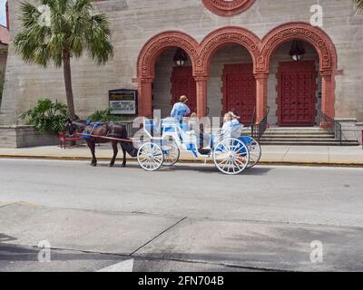 Promenade en calèche en voiture touristique dans les rues de St Augustine, Floride, États-Unis. Banque D'Images