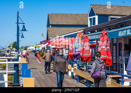 Personnes marchant le long du front de mer coloré Steveston pendant Covid 19 En Colombie-Britannique, au Canada Banque D'Images