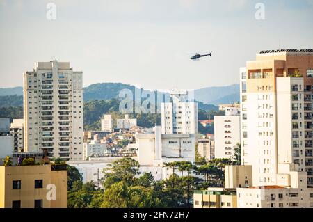 Sao Paulo - Brésil - hélicoptère 05 12 2021 à Une opération de police de la police civile de l'État de São Paulo dans La zone nord de la ville de Sao Paulo Banque D'Images