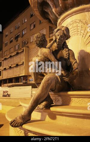 Statue sur la place de la Macédoine la nuit à Skopje, Macédoine. Banque D'Images