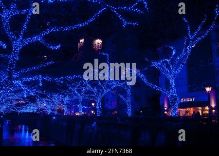 Lumière de Noël LED bleue au-dessus de la rivière à Nakameguro, Tokyo, Japon. Banque D'Images