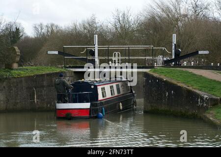 Bateau à rames entrant dans l'écluse 11 Parndon Mill River Sort Harlow Essex Banque D'Images