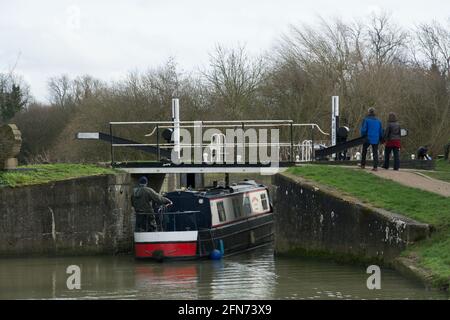 Bateau à rames dans l'écluse 11 Parndon Mill River Sort Harlow Essex Banque D'Images