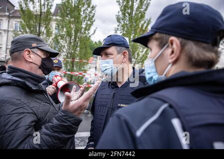 Ljubljana, Slovénie. 14 mai 2021. Un manifestant s'oppose à la police lors d'une manifestation anti-gouvernementale à ljubljana. Les manifestations antigouvernementales à Ljubljana se sont poursuivies vendredi en réponse à l'adoption par le gouvernement d'un acte prétendument nuisible sur l'eau. Crédit : SOPA Images Limited/Alamy Live News Banque D'Images